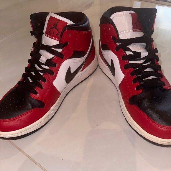 Nike Air Jordan 1 Mid Chicago Black Toe SIZE 9 - EUR 42.5 - Picture 2 of 9